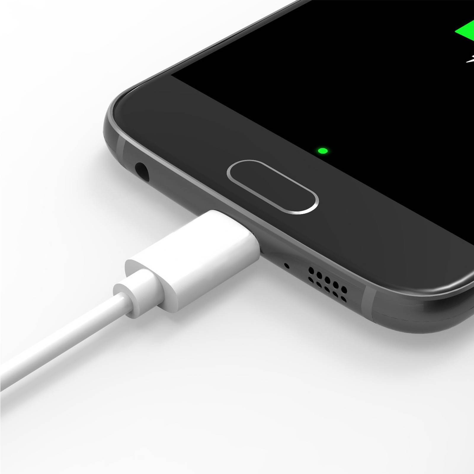Uno smartphone nero si carica con un cavo bianco. Lo schermo è nero e lo sfondo è bianco.