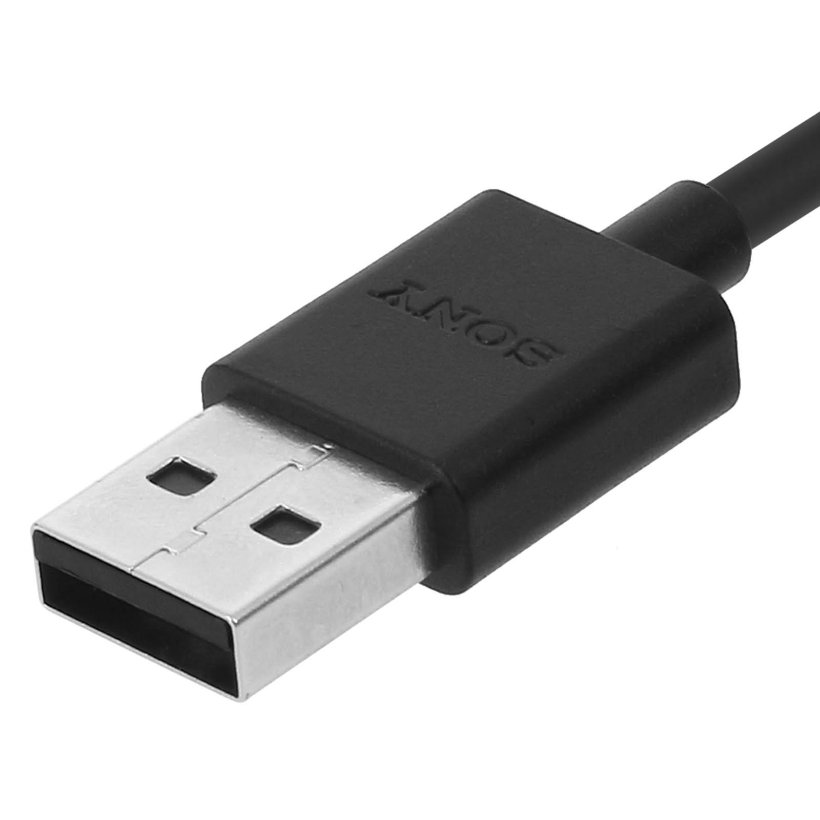 Un cavo USB nero con connettore argentato. Sul connettore nero è stampato "SONY".