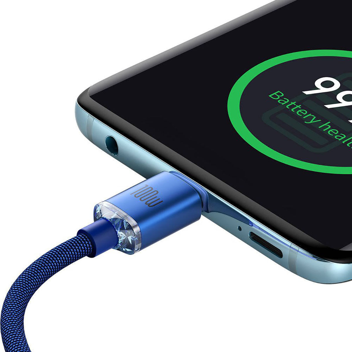 Un telefono blu si sta caricando. Lo schermo mostra lo stato della batteria. Un cavo di ricarica blu è collegato al telefono.