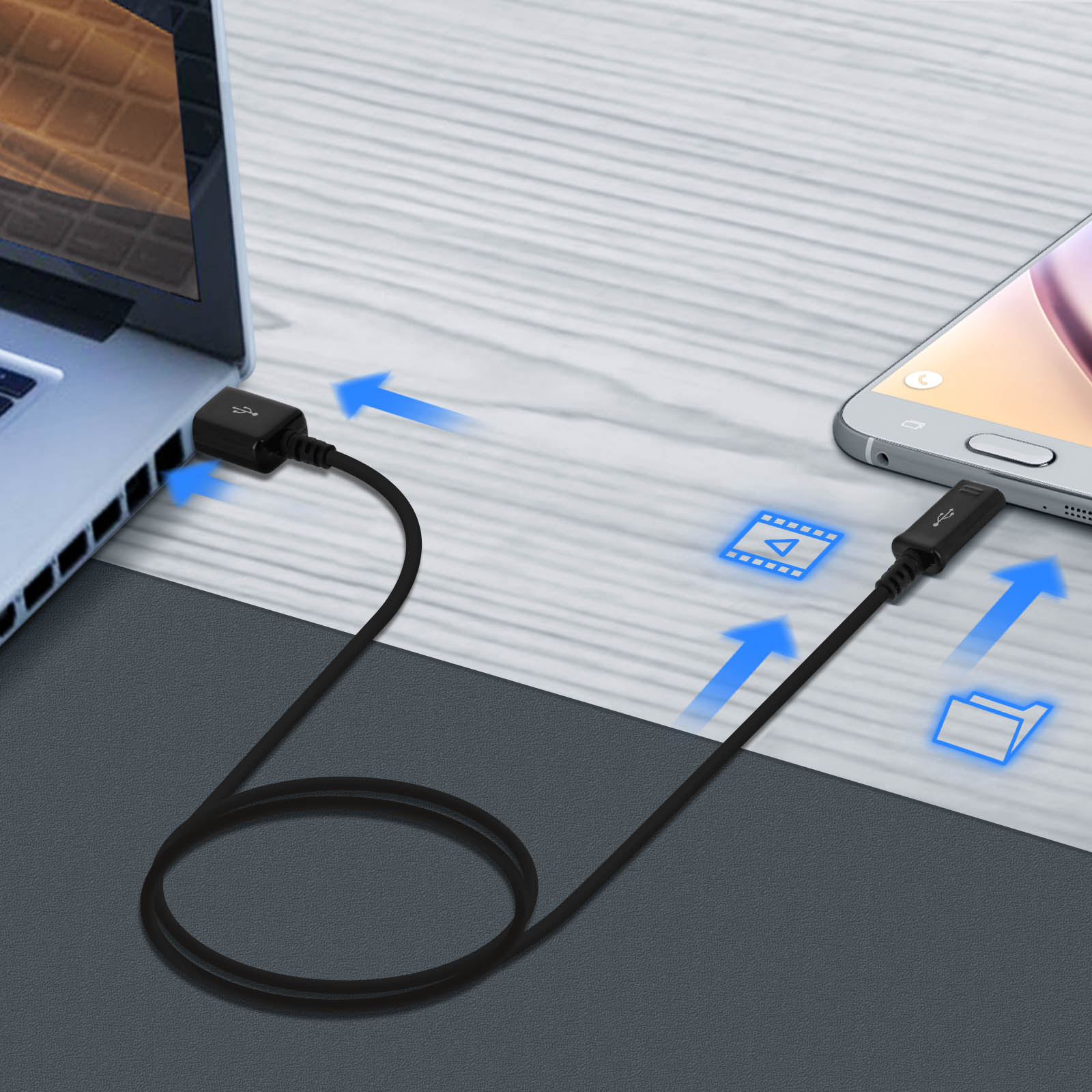 Un cavo USB nero collega un laptop e uno smartphone. Le frecce indicano il trasferimento dati. Icona media e cartella.