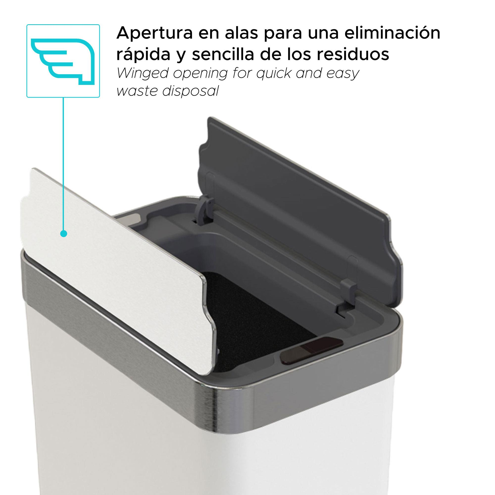 Un bote de basura blanco con tapa gris parcialmente abierta. La tapa tiene bisagras. El texto de arriba dice 'Apertura alada para una eliminación rápida'.