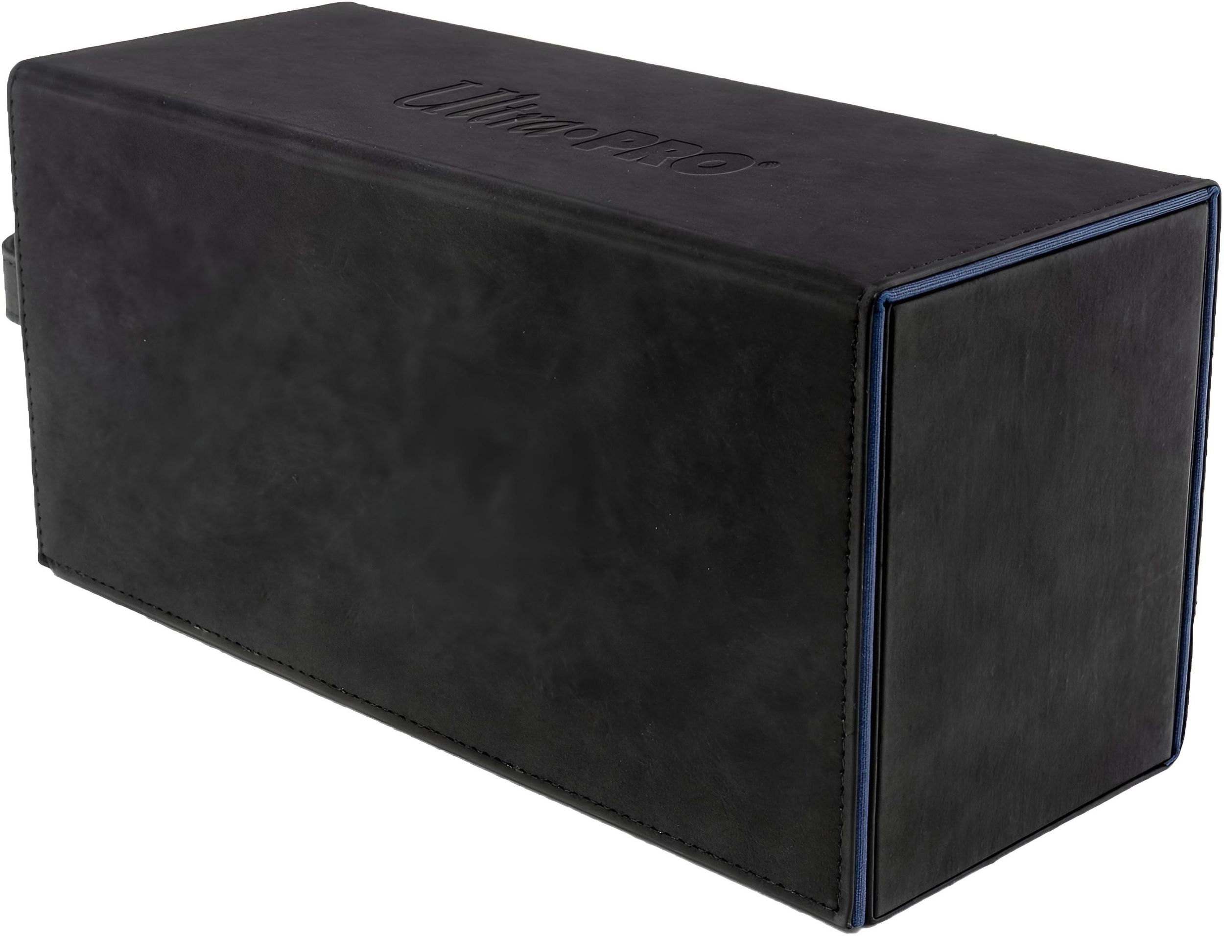 Eine schwarze Box mit dem Schriftzug "Ultra Pro" oben. Die Box hat blaue Verzierungen.