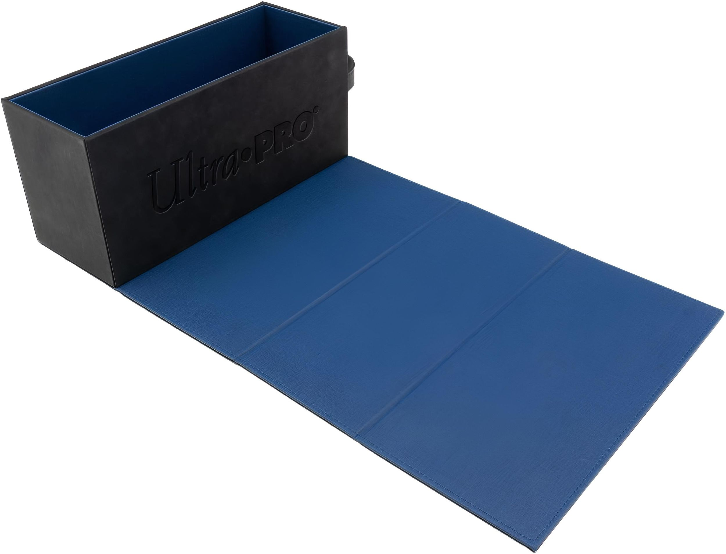 Eine schwarze Box mit dem Schriftzug "Ultra-Pro" und eine blau ausgeklappte Matte.