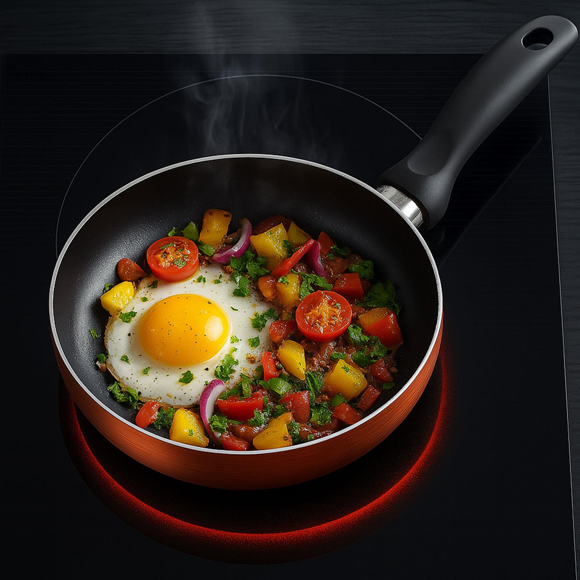 Un huevo frito con verduras en una sartén sobre una estufa negra. Sale vapor de la sartén.