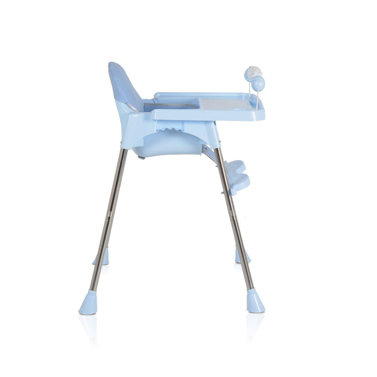Una trona azul claro para bebé con bandeja y un pequeño juguete. Tiene patas plateadas y reposapiés.