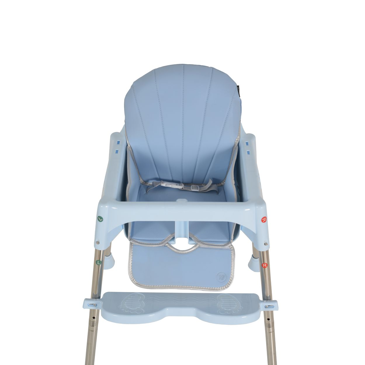 Una trona azul claro, con asiento acolchado, cinturones de seguridad y reposapiés. La silla está sobre un fondo blanco.