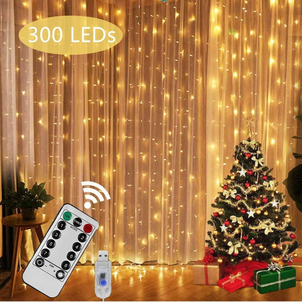 Weihnachtsszene mit Vorhanglichtern, einem geschmückten Baum, Geschenken und einer Fernbedienung.