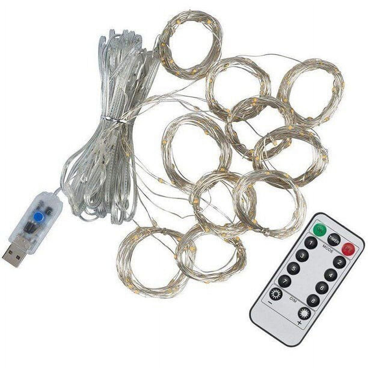 Ein Set aus Lichterketten, USB-Stecker und Fernbedienung. Die Lichter sind kreisförmig und silberfarben, die Fernbedienung ist weiß und hat Knöpfe.