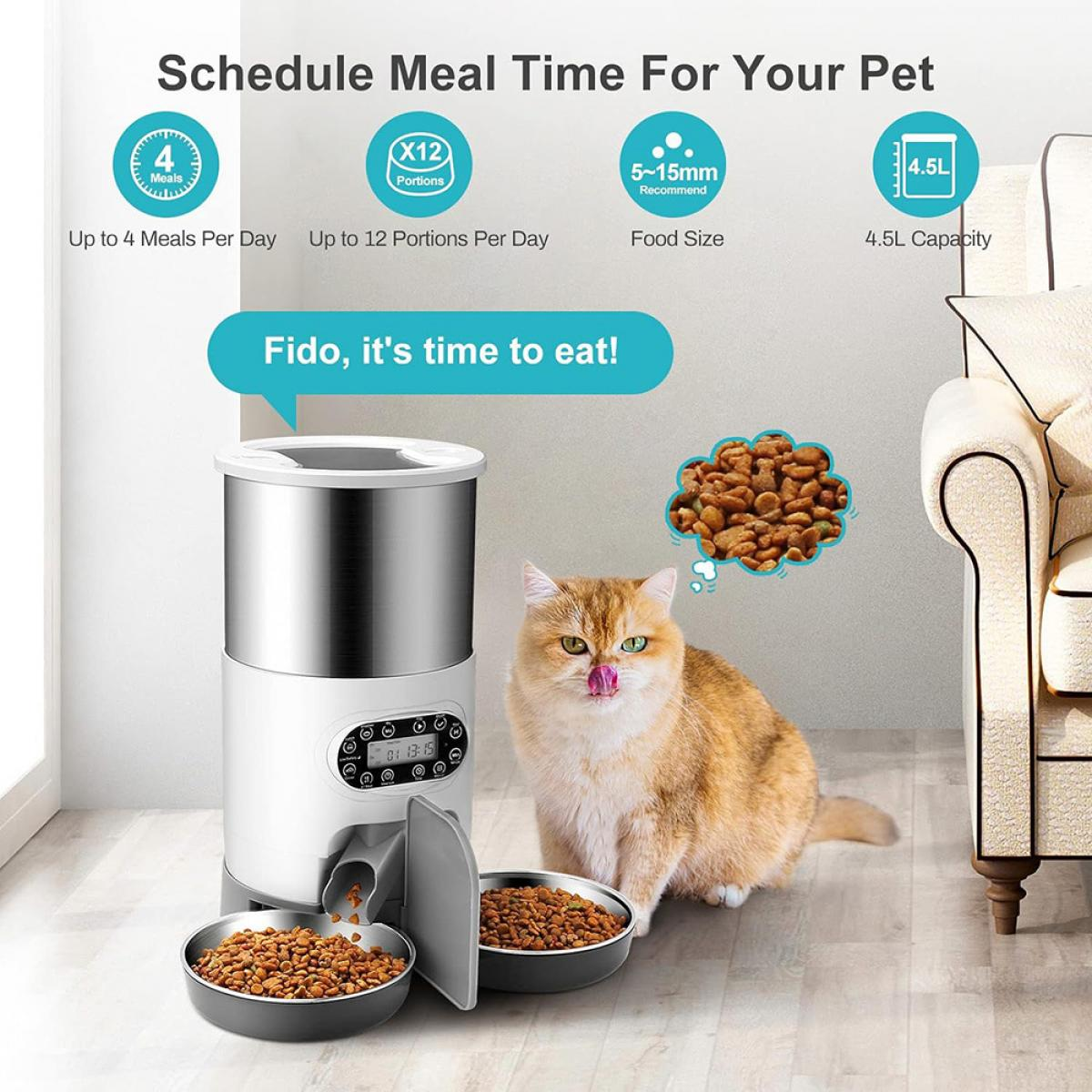 Eine Katze mit herausgestreckter Zunge sitzt in der Nähe eines Futterautomaten. Der Feeder gibt Futter in zwei Schalen aus. Der Text lautet: 'Fido, es ist Zeit zu essen!'