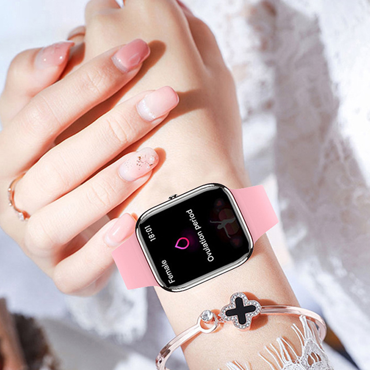Ein Handgelenk mit einer rosa Uhr, die Informationen zur Ovulationsperiode anzeigt. Unter der Uhr befindet sich ein Armband mit Kreuzanhänger.