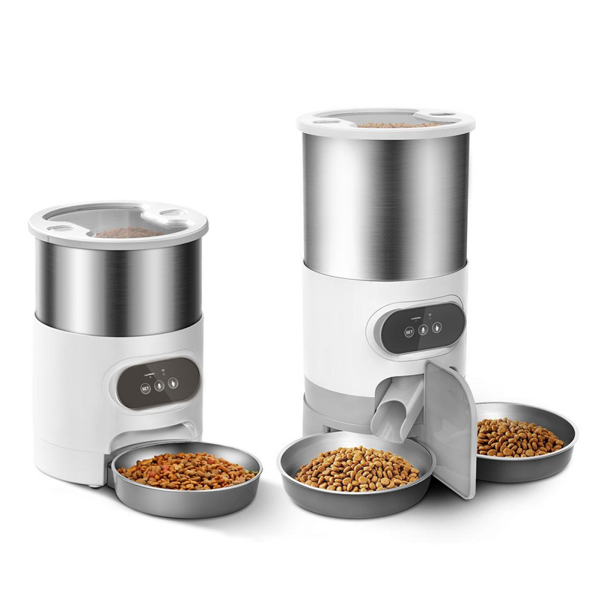 Zwei automatische Tierfutterautomaten mit Schalen voller Trockenfutter. Die Automaten sind weiß und Edelstahl mit Digitalanzeigen.