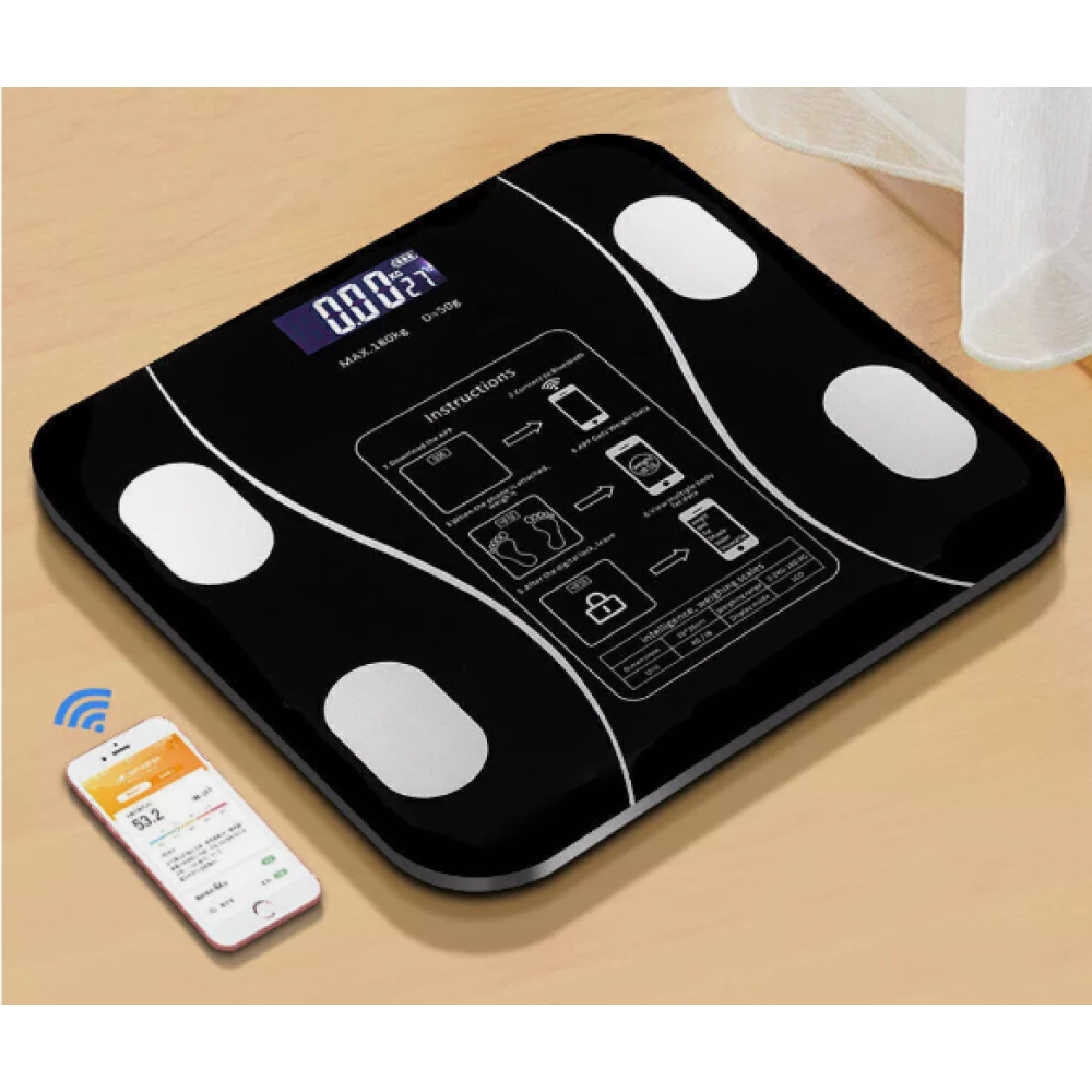 Schwarze digitale Badezimmerwaage mit einem Telefon, das Daten anzeigt. Anweisungen und weiße Pads sind sichtbar. Auf einer Holzoberfläche.