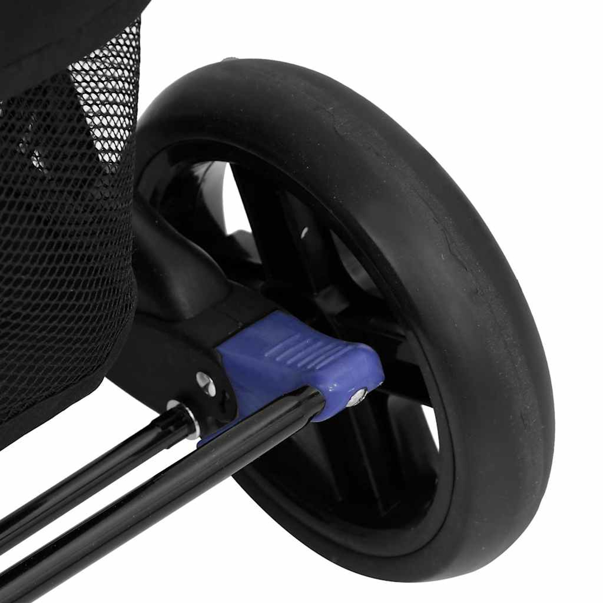 Nahaufnahme eines schwarzen Kinderwagenrads mit blauem Verriegelungsmechanismus, schwarzen Stangen und einem Netzkorb.
