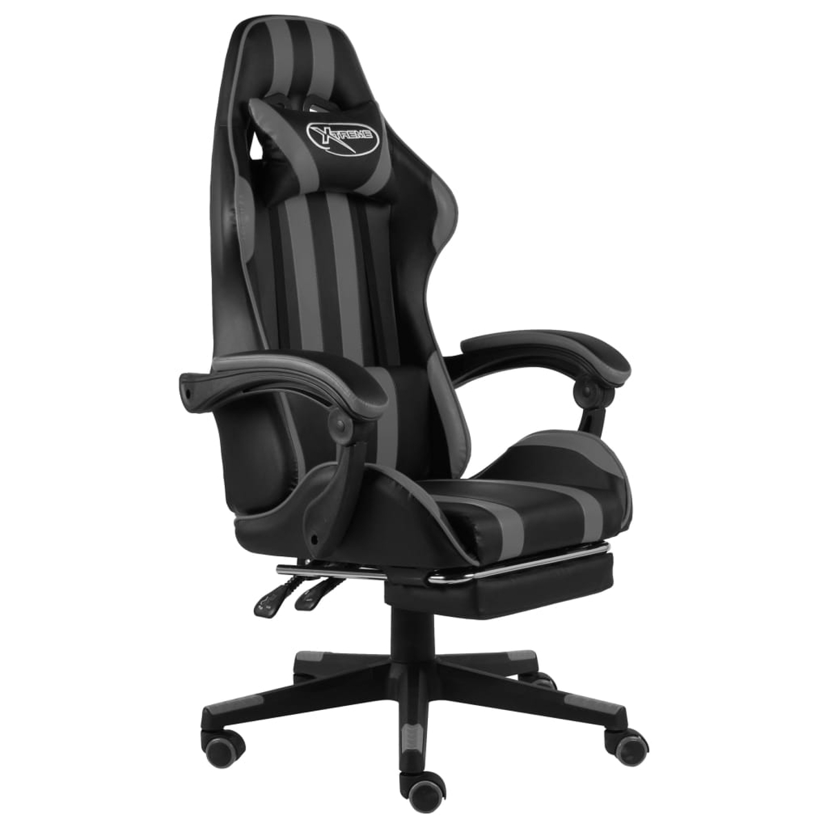 Schwarzer und grauer Gaming-Stuhl. Er hat eine Kopfstütze, Armlehnen und eine Fußstütze. Der Stuhl steht auf einem Rollgestell.