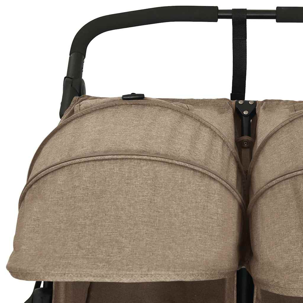 Nahaufnahme eines beigefarbenen Kinderwagens. Schwarze Griffe und Rahmen des Verdecks sind sichtbar. Das Verdeck hat einen Reißverschluss.