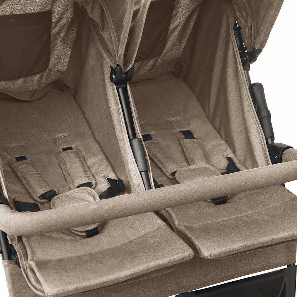 Ein Doppel-Kinderwagen mit beigem Stoff. Zwei Sitze mit Sicherheitsgurten, ein Frontbügel und ein Verdeck sind sichtbar. Der Hintergrund ist weiß.