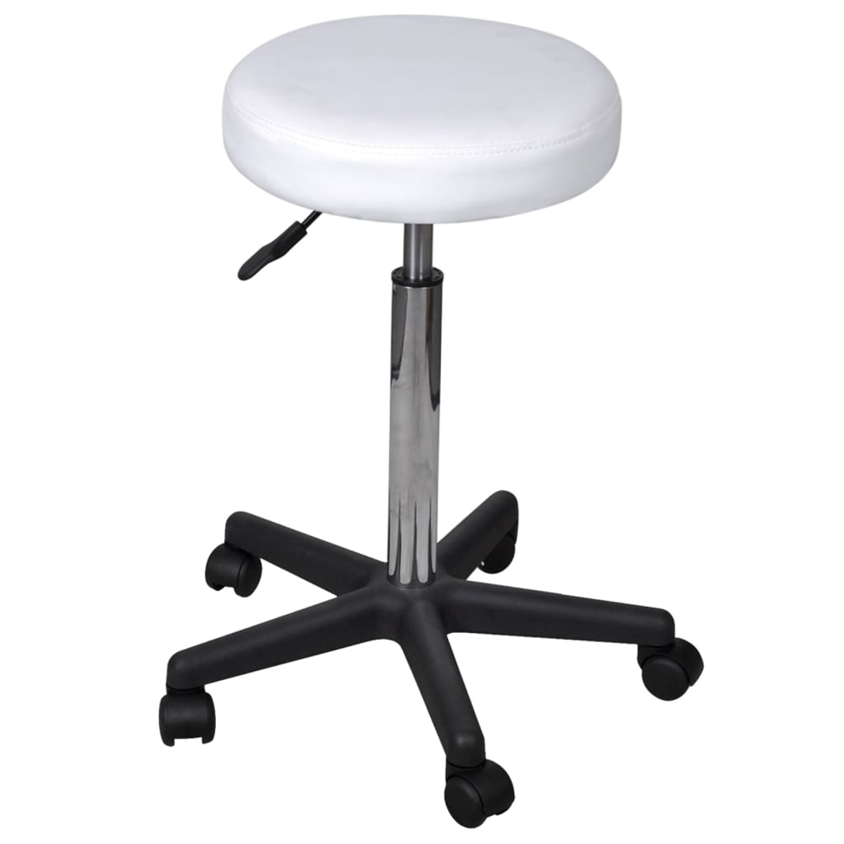 Ein weißer Hocker mit rundem Oberteil, Chromstütze und schwarzem Fünf-Punkt-Fuß mit Rollen. Der Hocker hat einen Hebel zur Höhenverstellung.