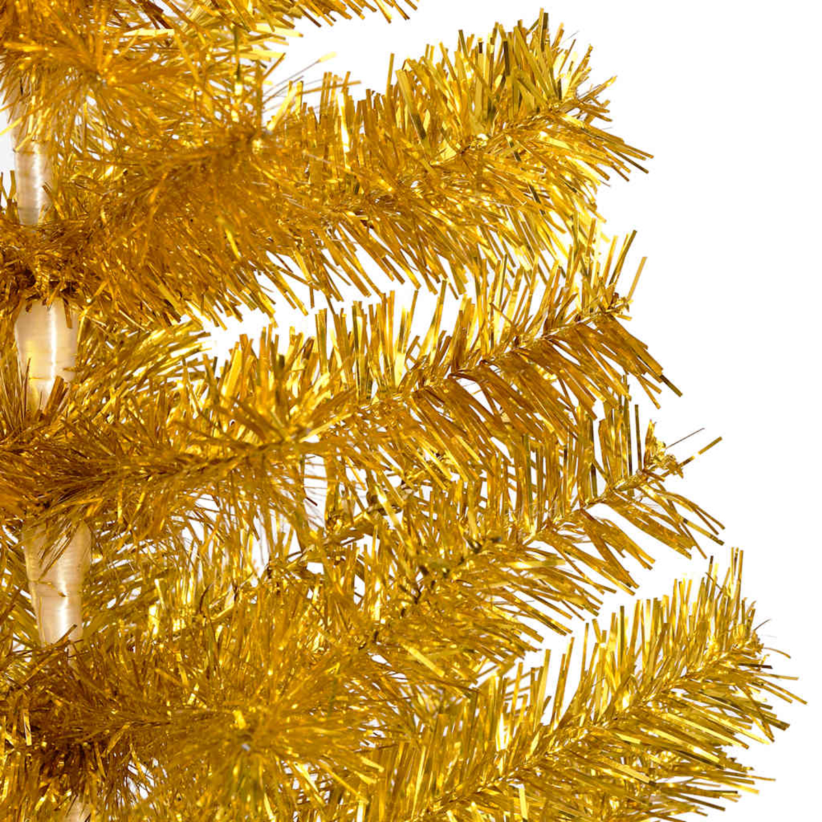 Nahaufnahme eines goldenen Weihnachtsbaums. Der Baum hat glänzende, metallisch goldene Nadeln. Weißer Hintergrund.