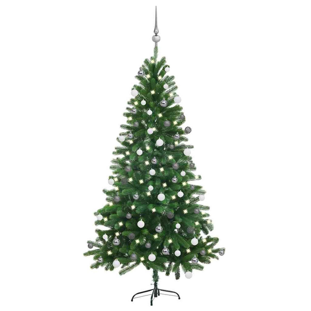Ein geschmückter künstlicher Weihnachtsbaum auf weißem Hintergrund. Er hat Ornamente und Lichter sowie eine silberne Spitze.
