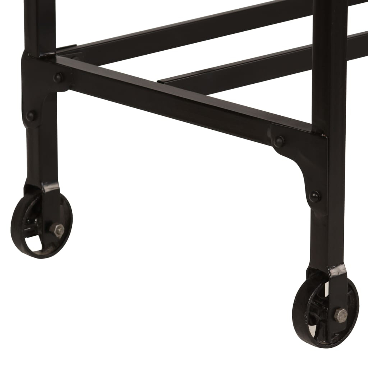 Nahaufnahme eines schwarzen Metallrahmens mit Rädern. Der Rahmen hat eine rechteckige Struktur mit abgewinkelten Beinen. Räder sind unten sichtbar.