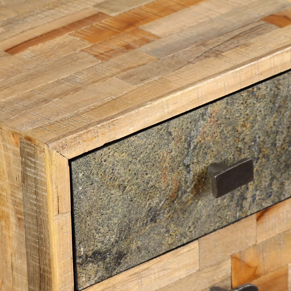 Nahaufnahme eines Holzschranks mit einer Steinschublade. Das Holz ist hellbraun. Die Schublade hat eine Steinfläche und einen Metallgriff.