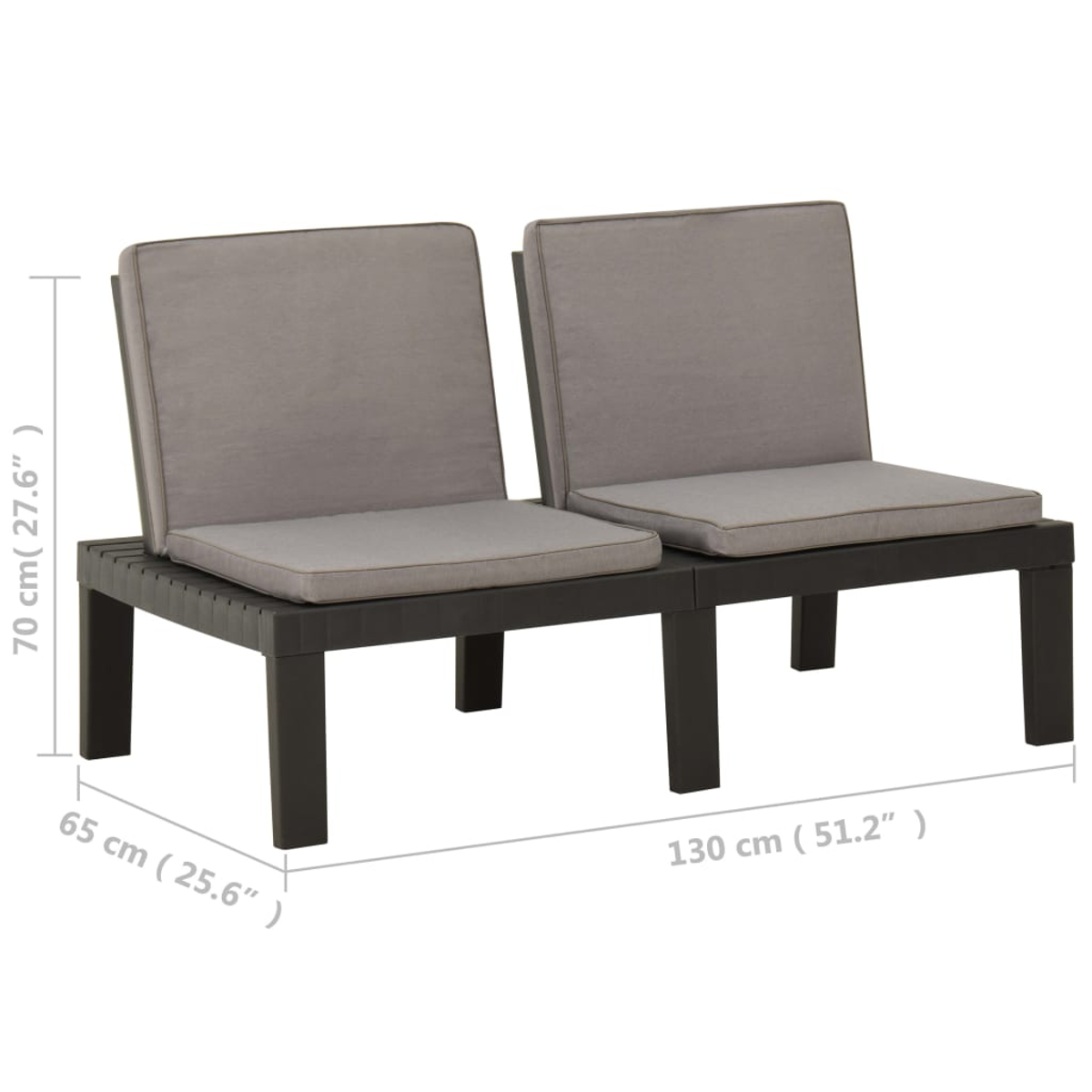 Zweisitzige Outdoor-Bank mit grauen Kissen. Abmessungen: 130 cm (Länge), 70 cm (Höhe) und 65 cm (Breite). Schwarzer Rahmen.