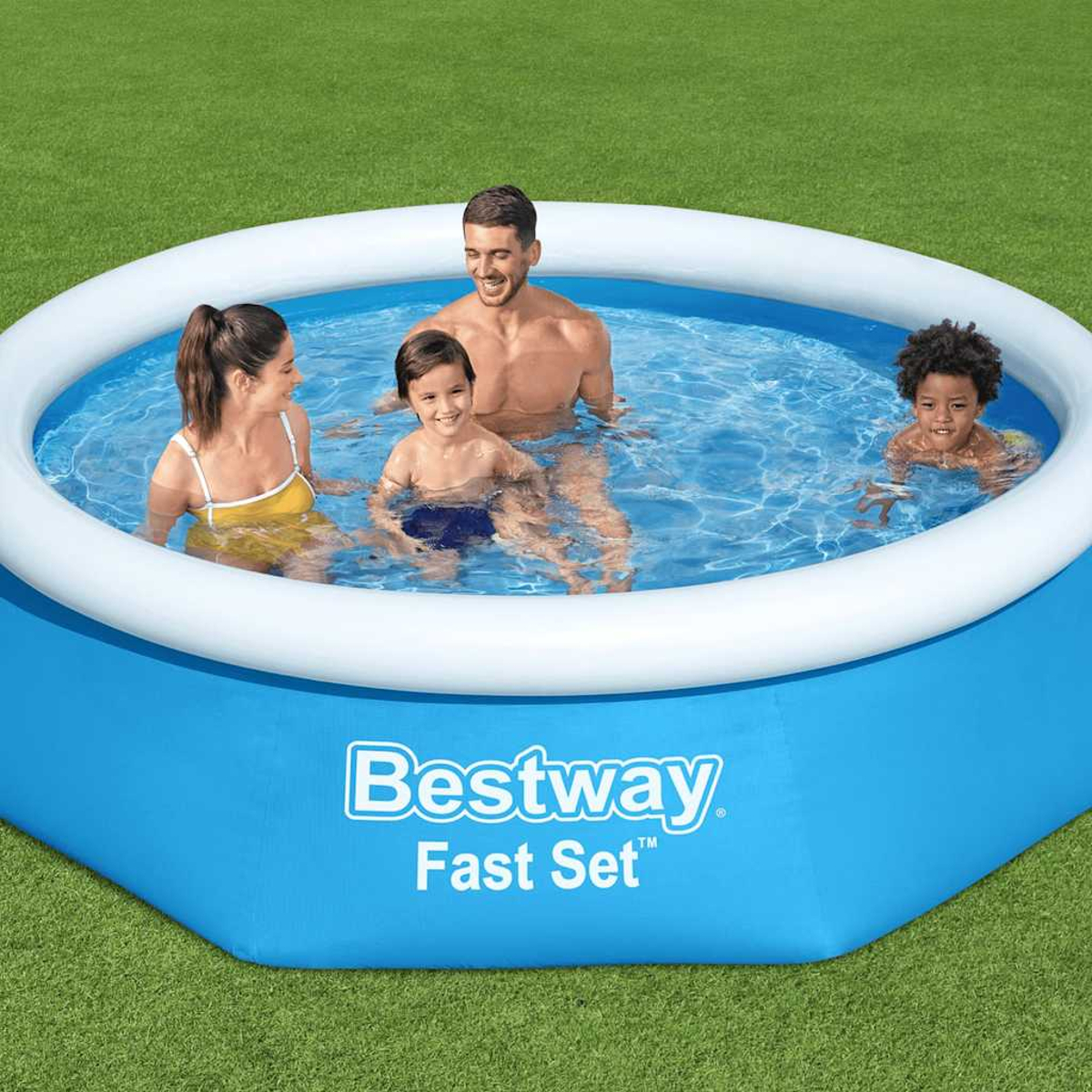 Eine vierköpfige Familie in einem blauen Bestway-Pool auf Gras. Sie lächeln und spielen im Wasser.
