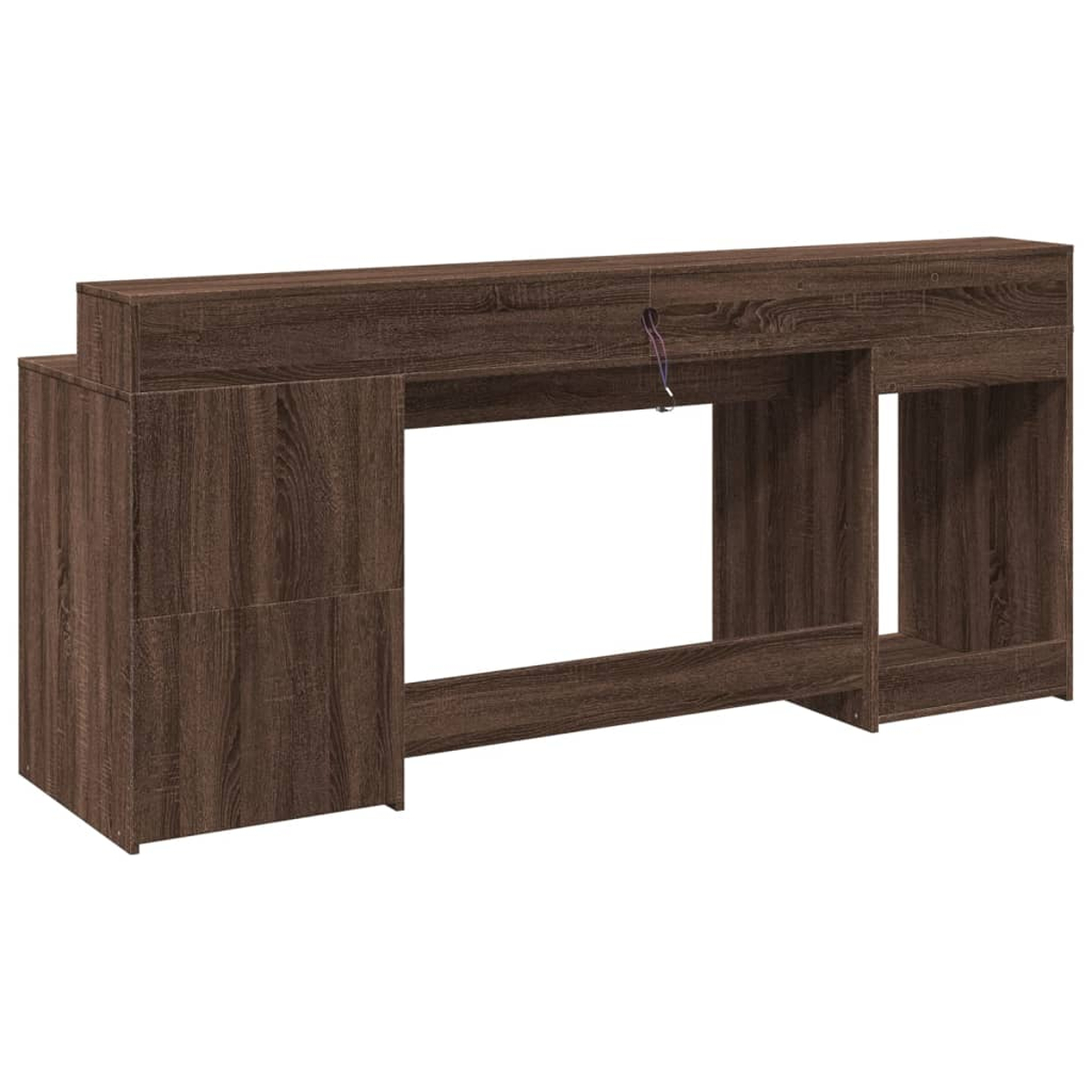 Ein brauner Holzschreibtisch mit mehreren Fächern und offenen Räumen. Ein Netzkabel hängt von oben. Der Schreibtisch steht vor einem weißen Hintergrund.