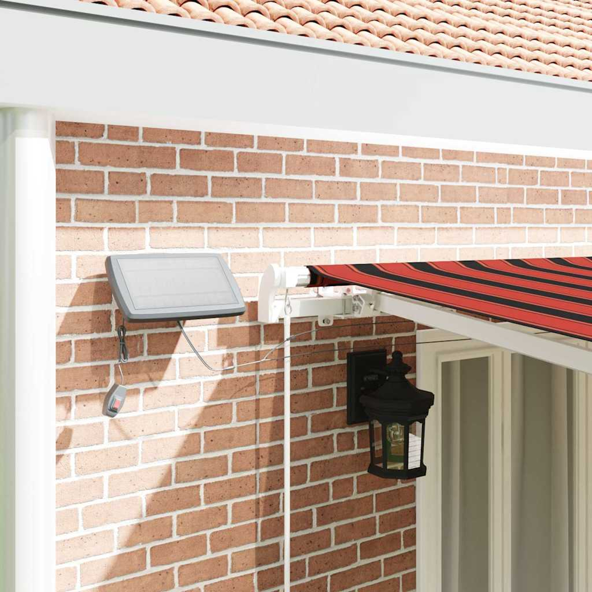 Eine Backsteinmauer mit einer Markise mit roten und schwarzen Streifen. Es gibt eine Lampe, ein Solarpanel und eine Fernbedienung.