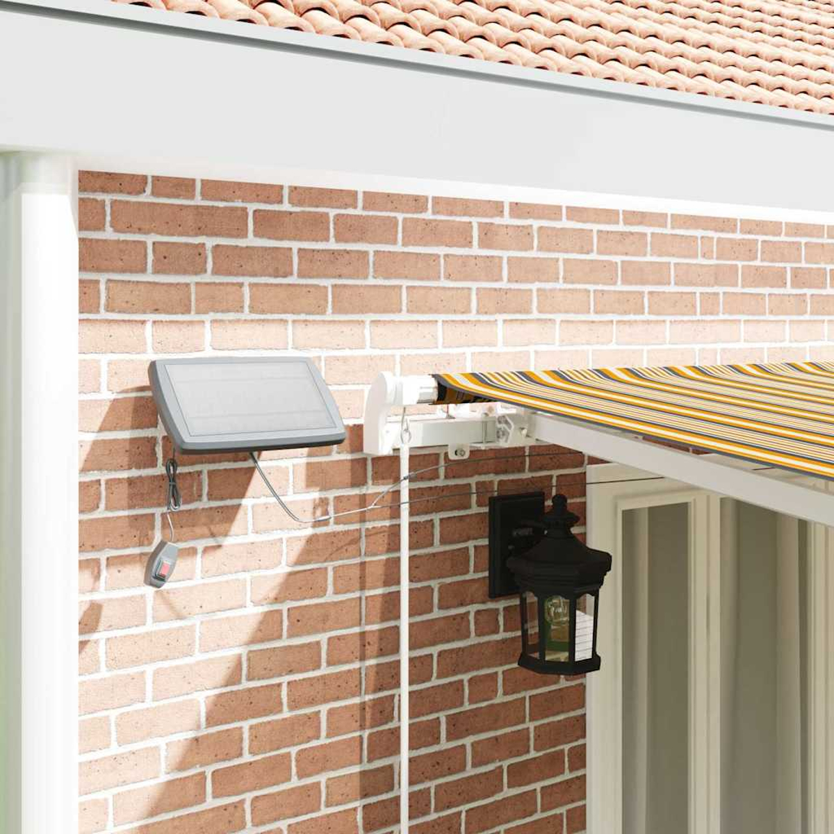 Eine Ziegelmauer mit Solarpanel, Markise und Laterne. Die Markise ist gestreift. Eine Fernbedienung hängt darunter.