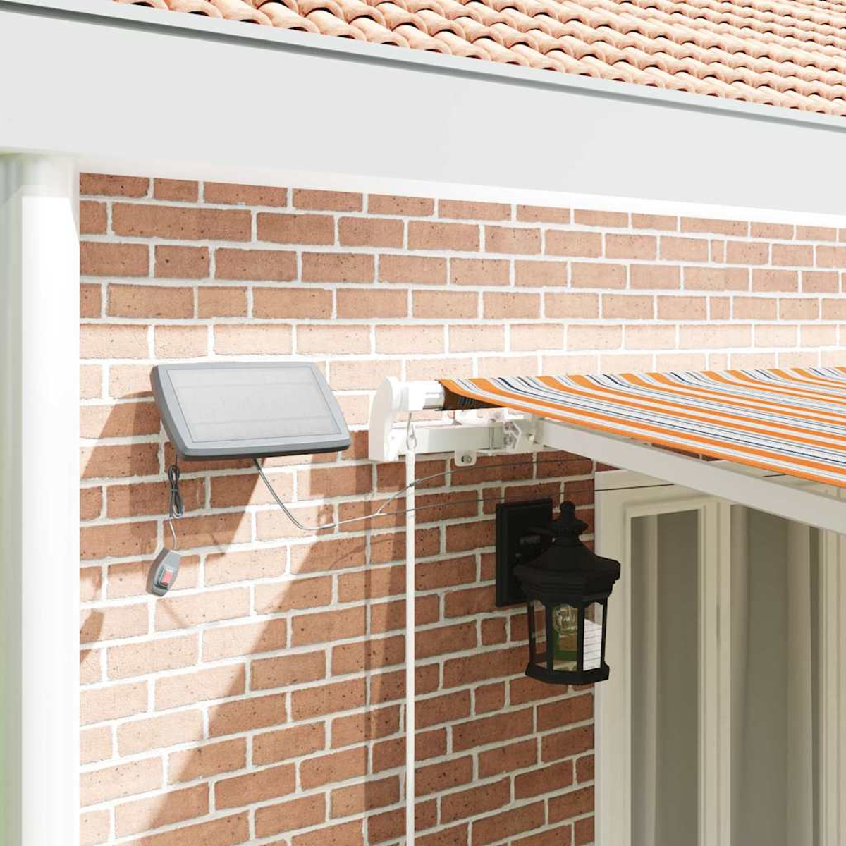 Ziegelmauer mit Markise, Lampe und Solarpanel. Markise hat orange und weiße Streifen. Solarpanel ist grau, Lampe ist schwarz.