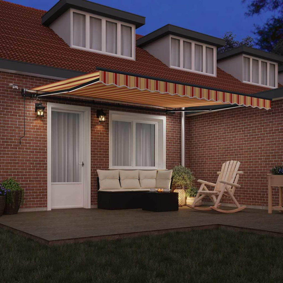 Eine Terrasse mit Markise, Ziegelwänden und Holzterrasse. Es gibt eine weiße Tür, eine Bank, einen Schaukelstuhl und Topfpflanzen.