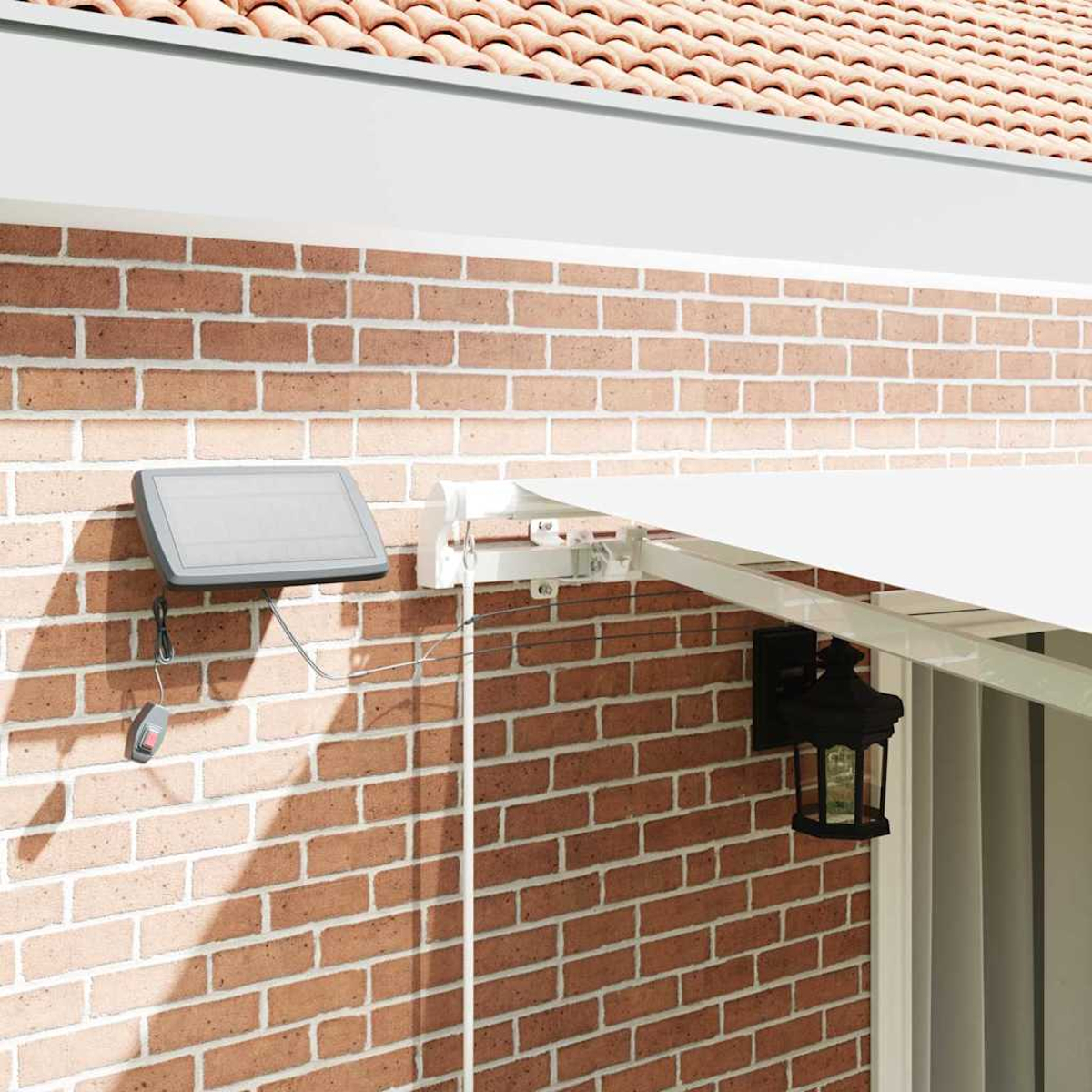 Una pared de ladrillo con un panel solar, toldo y farol. El techo es de tejas rojas. Las sombras se proyectan en la pared.
