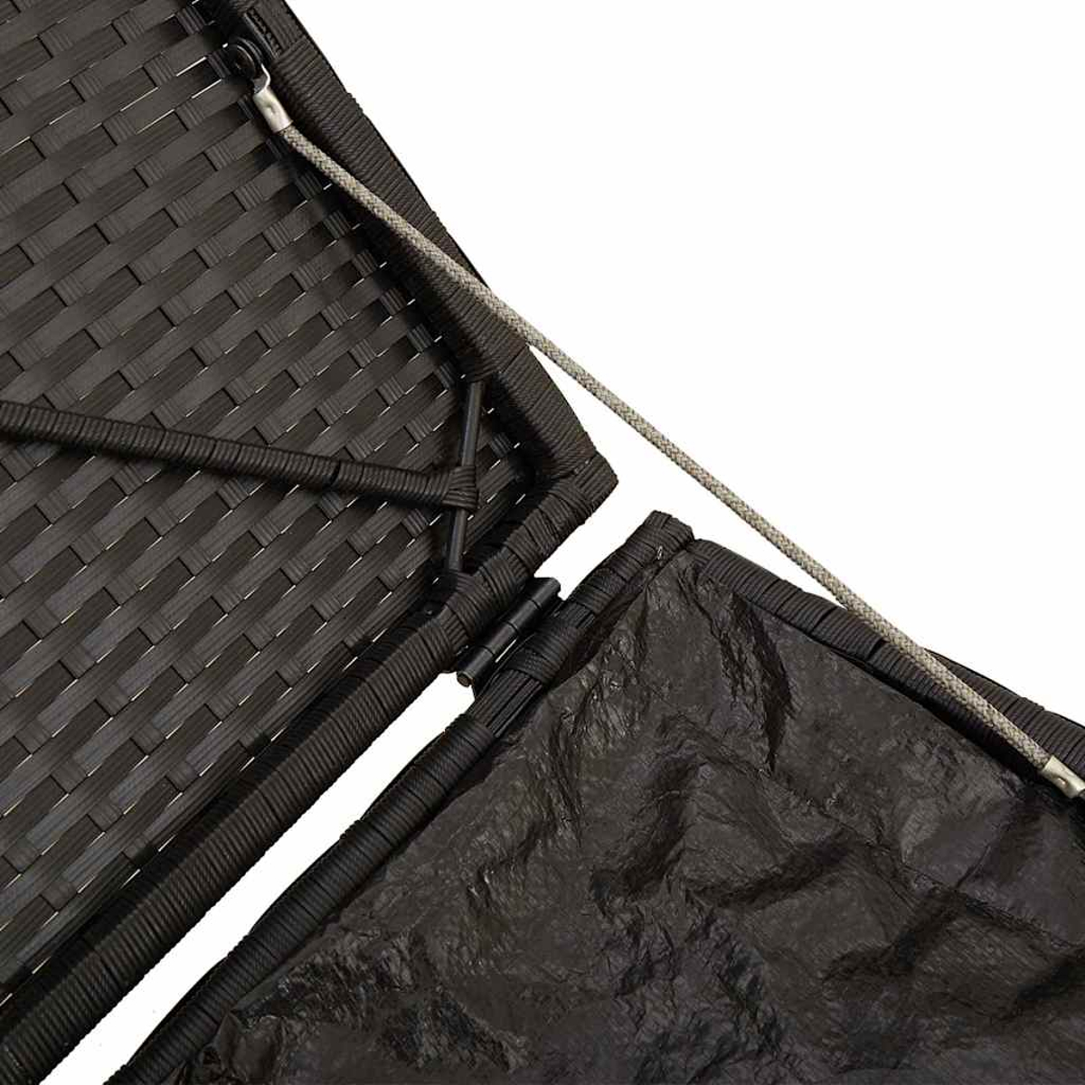 Nahaufnahme einer dunkelbraunen gewebten Oberfläche und eines schwarzen, zeltartigen Materials. Ein hellgraues Seil erstreckt sich über den Rahmen.
