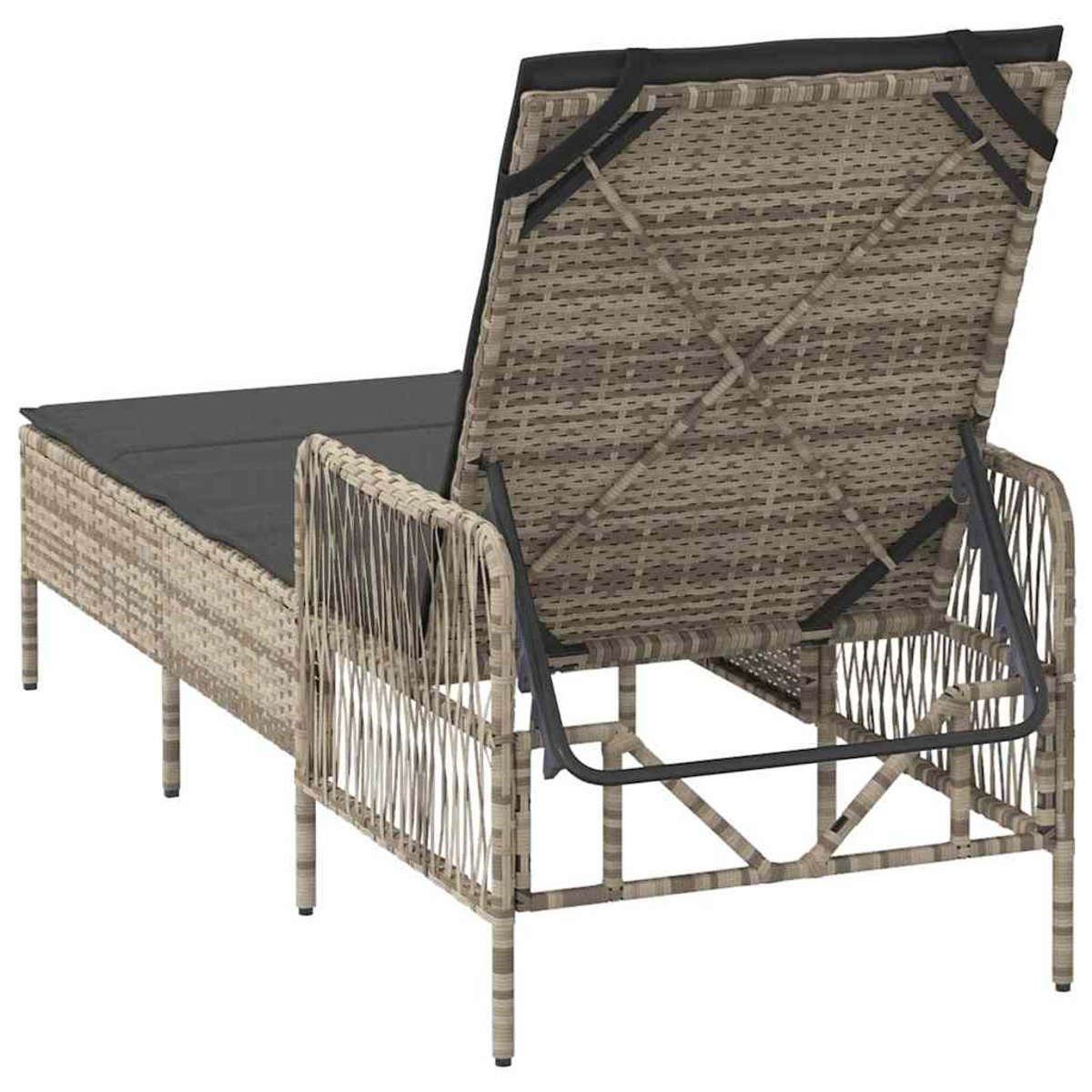 Wicker-Liegestuhl mit schwarzem Kissen und verstellbarer Rückenlehne. Der Rahmen ist hellbraun, das Kissen dunkelgrau.