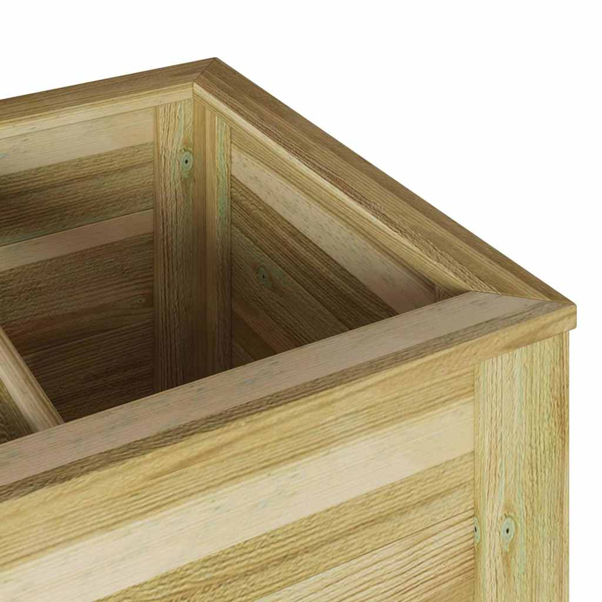 Primo piano di un angolo di una fioriera in legno. Ha assi di legno orizzontali e angolate, con fori per viti visibili. Il legno è marrone chiaro.