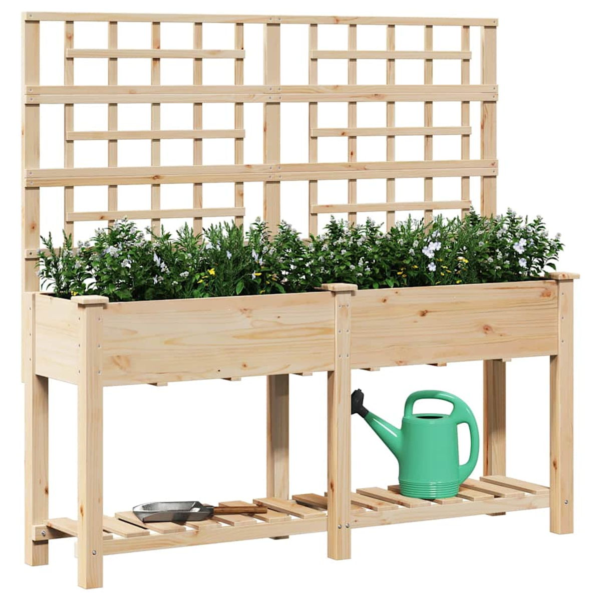 Fioriera in legno con traliccio, piena di piante verdi e fiori bianchi. Un annaffiatoio verde e attrezzi da giardinaggio sono visibili.