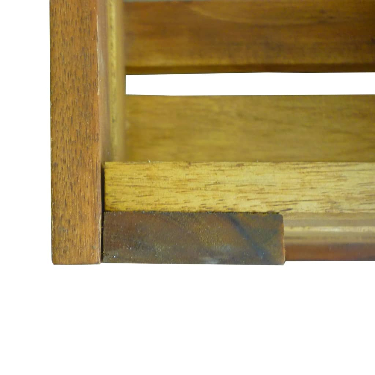 Nahaufnahme einer Holzeckrahmens. Verschiedene Brauntöne sind zu sehen, darunter ein dunklerer Block und hellere Bretter.