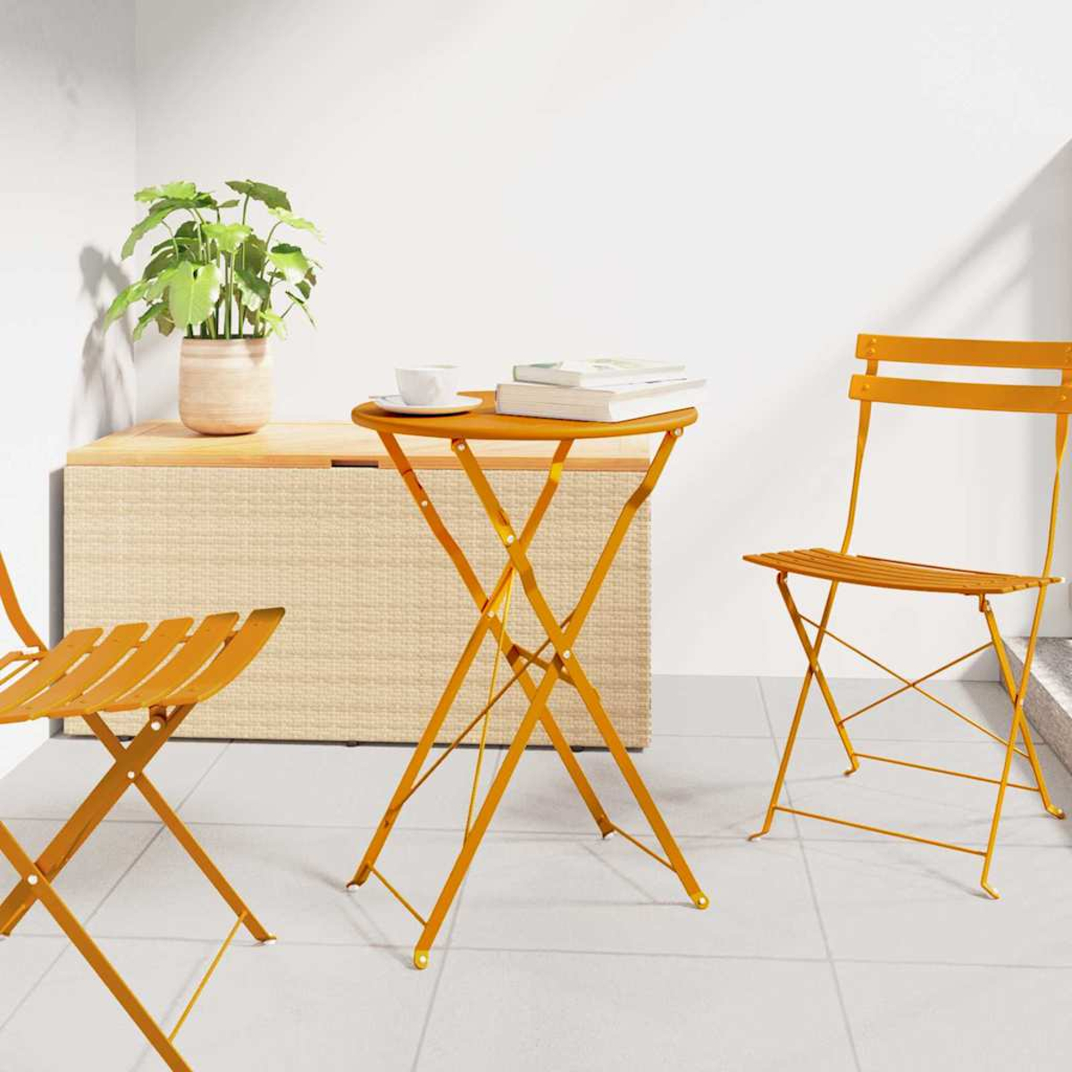 Eine Szene im Freien mit orangefarbenem Tisch und Stühlen. Eine Pflanze steht auf einer Korbtruhe, und eine Tasse mit Büchern liegt auf dem Tisch.