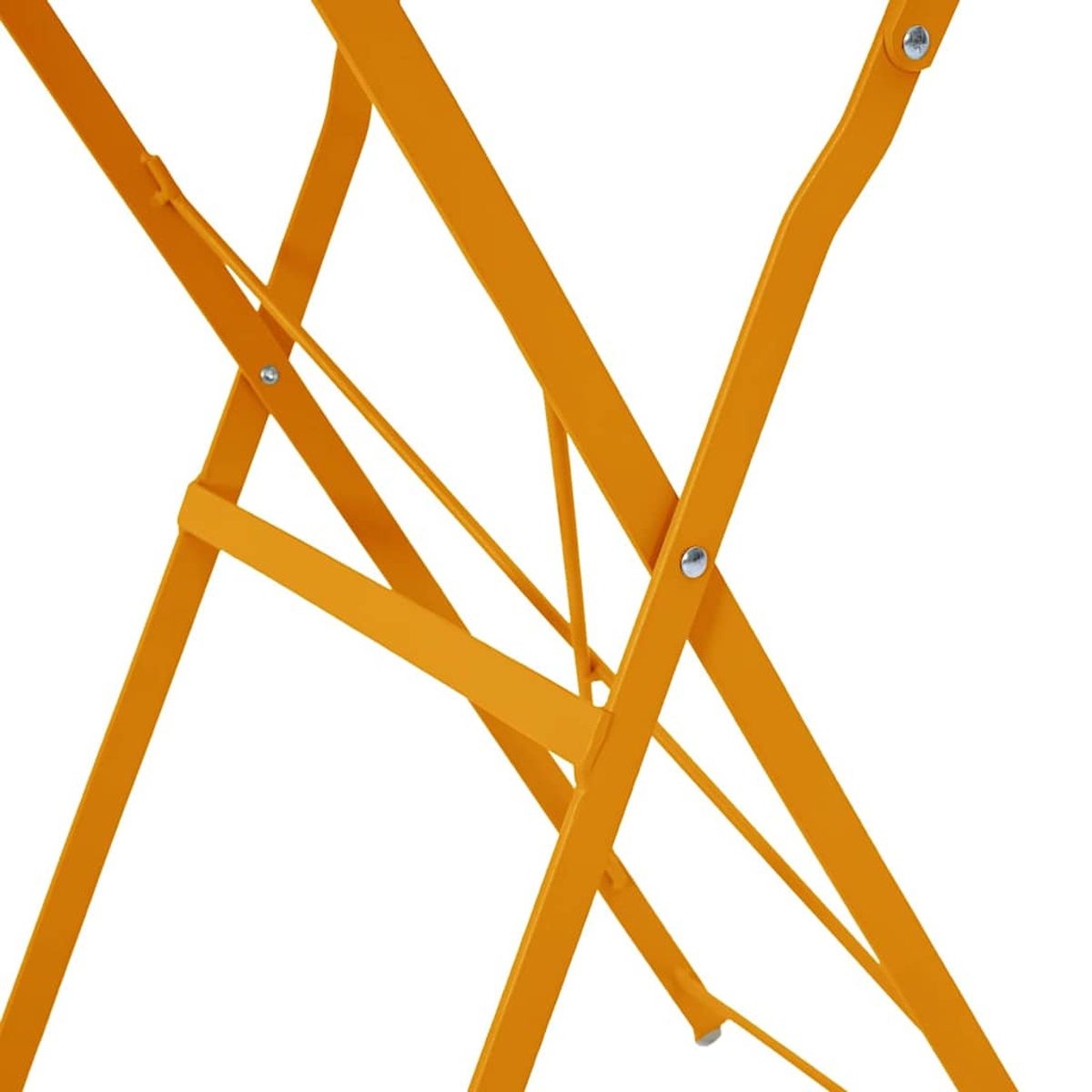 Nahaufnahme eines orangefarbenen Metallklapptischs. Beine und Rahmen sind sichtbar, mit Nieten an den Verbindungen. Weißer Hintergrund.