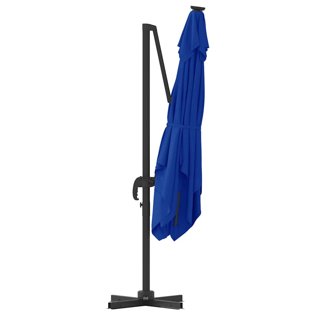 Un ombrellone blu è chiuso e appeso. È su un palo nero con una base nera, su sfondo bianco.