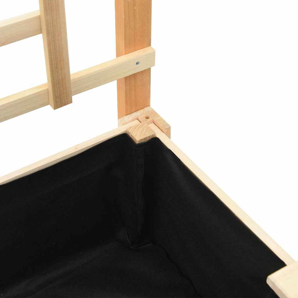 Primo piano di una fioriera in legno con rivestimento in tessuto nero. La fioriera ha una struttura a traliccio.