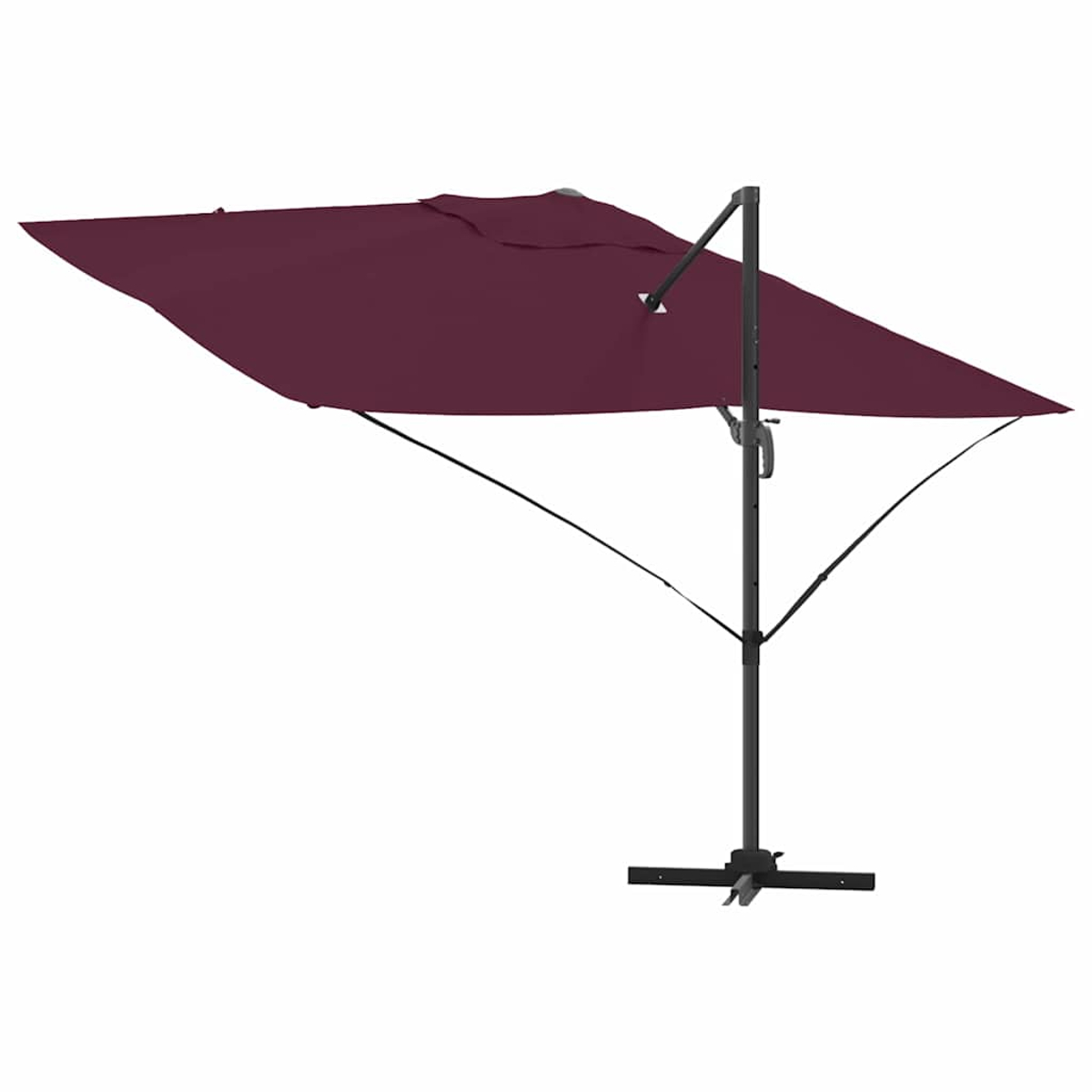 Un ombrellone quadrato bordeaux si erge su uno sfondo bianco. Ha una struttura in metallo nero e una base a forma di croce.
