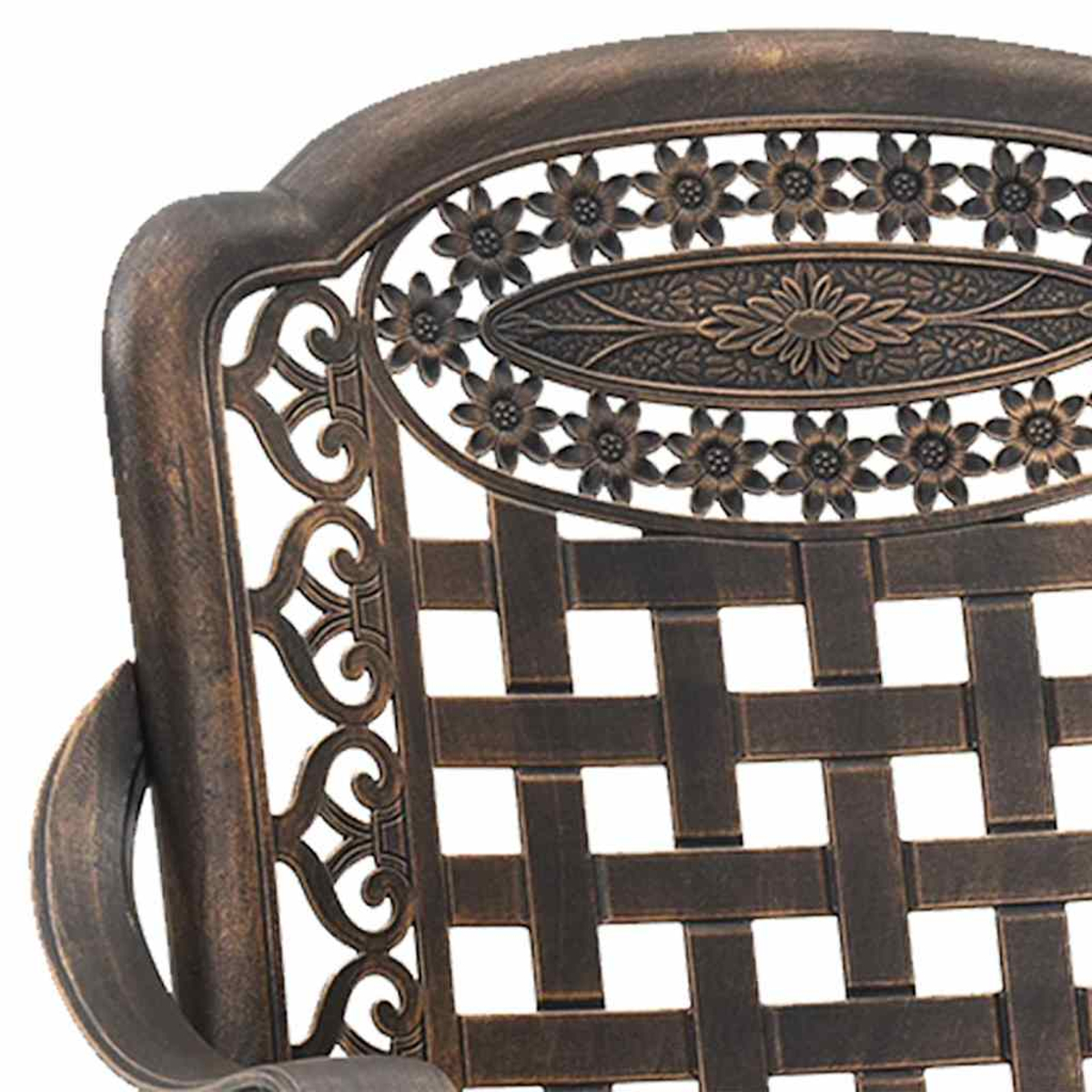Nahaufnahme einer bronzefarbenen Stuhllehne. Mit floralem Design und Webmuster. Gebogene Armlehne und dekorative Seitenteile.