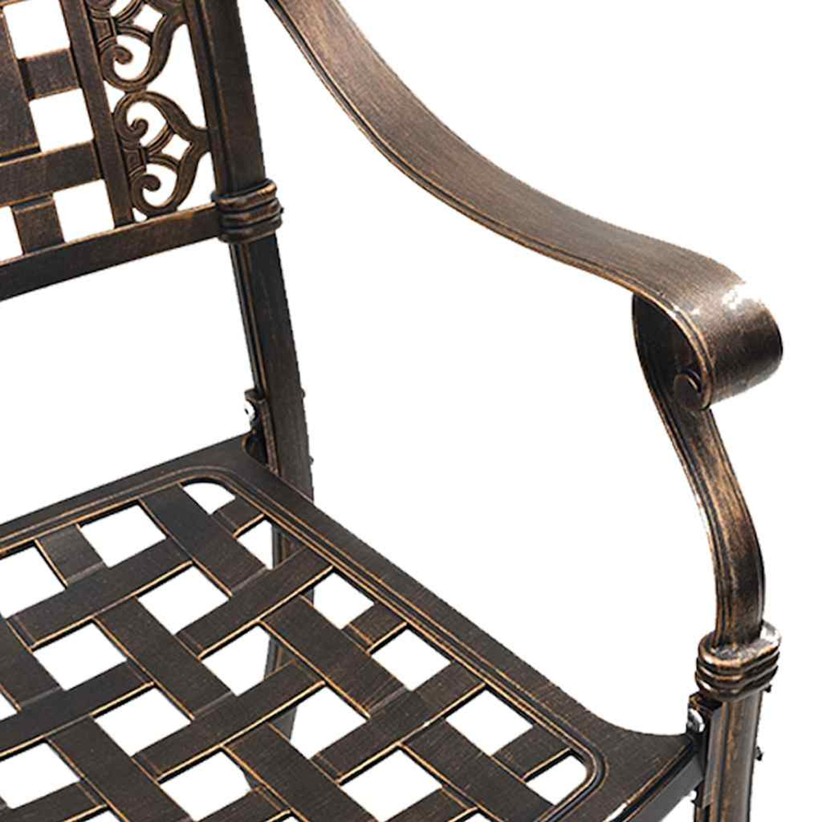 Nahaufnahme eines bronzefarbenen Metallstuhls. Sitz und Rücken haben ein gewebtes Muster, Armlehne geschwungen und detailliert. Weißer Hintergrund.