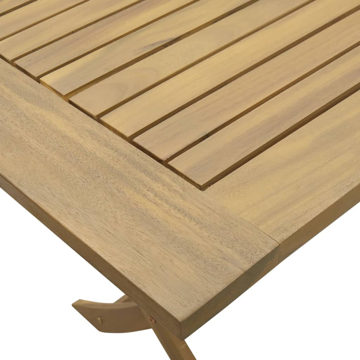 Nahaufnahme eines Holztisches mit Lamellen auf der Oberseite. Die Beine sind unten sichtbar, das Holz ist hellbraun.