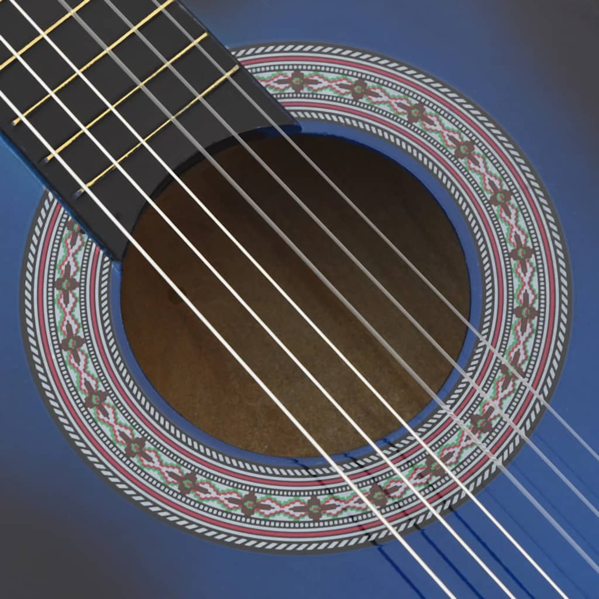 Nahaufnahme einer blauen Akustikgitarre. Schallloch mit dekorativen Mustern sichtbar. Gitarrensaiten sind über den Korpus gespannt.
