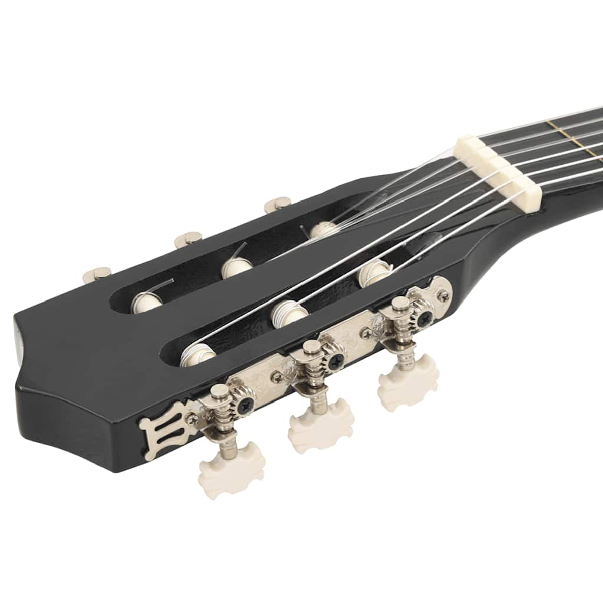 Nahaufnahme einer schwarzen Gitarrenkopfplatte. Saiten, Stimmwirbel und weißer Steg sind vor weißem Hintergrund sichtbar.