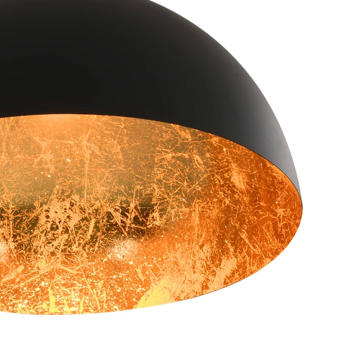 Nahaufnahme eines schwarzen Lampenschirms mit goldenem, strukturiertem Innenraum. Der Hintergrund ist schlicht weiß.