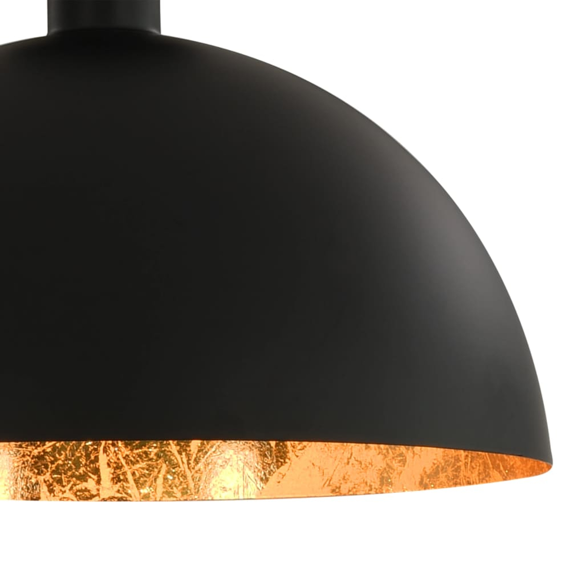 Eine schwarze Hängelampe mit goldenem Innenraum. Die Lampe hat eine kuppelförmige Form. Der Hintergrund ist weiß.
